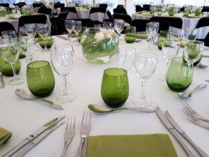 repas assis verres et serviettes verts